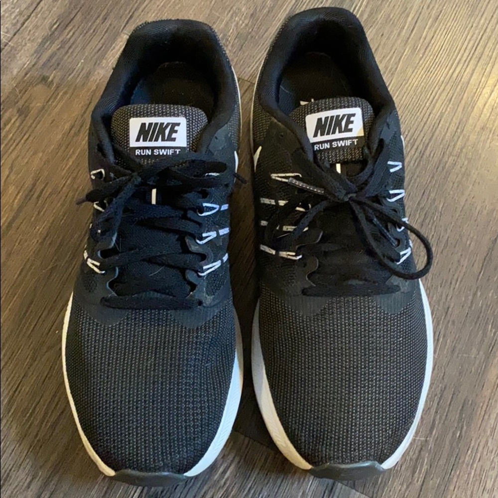 Nike Run Swift Tennis Shoes